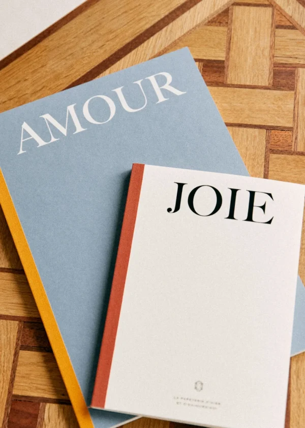 Sezane A4-Heft< Papierwaren & Raumdüfte