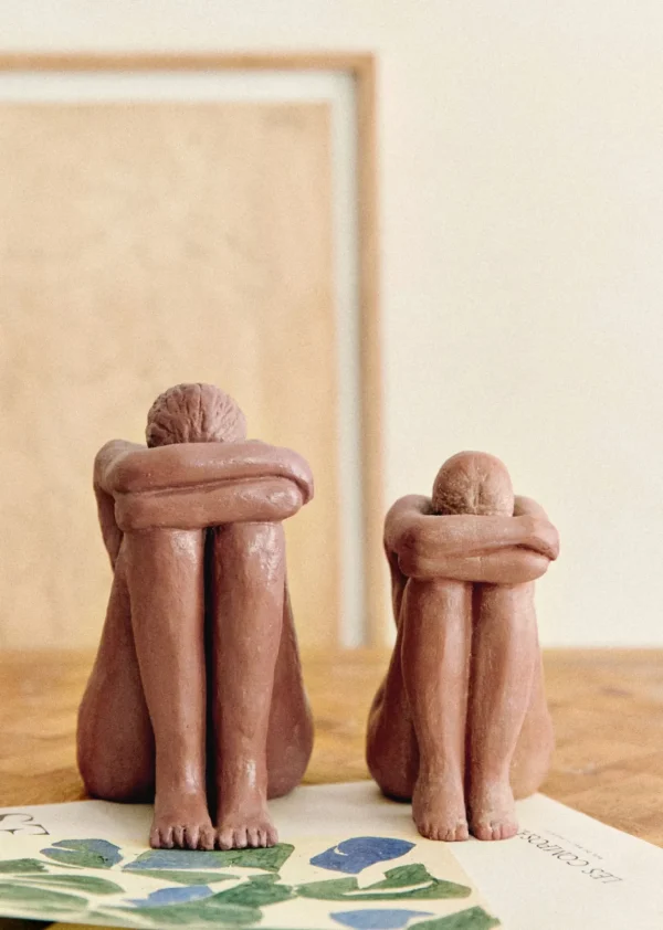 Sezane Skulptur Guénolée Courcoux - Sitzende Frau Großes Modell< Gastkünstlerinnen